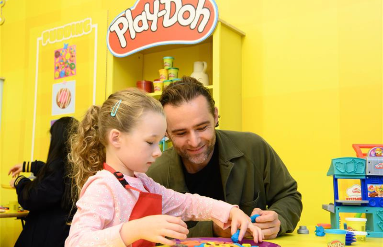 Harry Judd with Daughter in the restaurant
